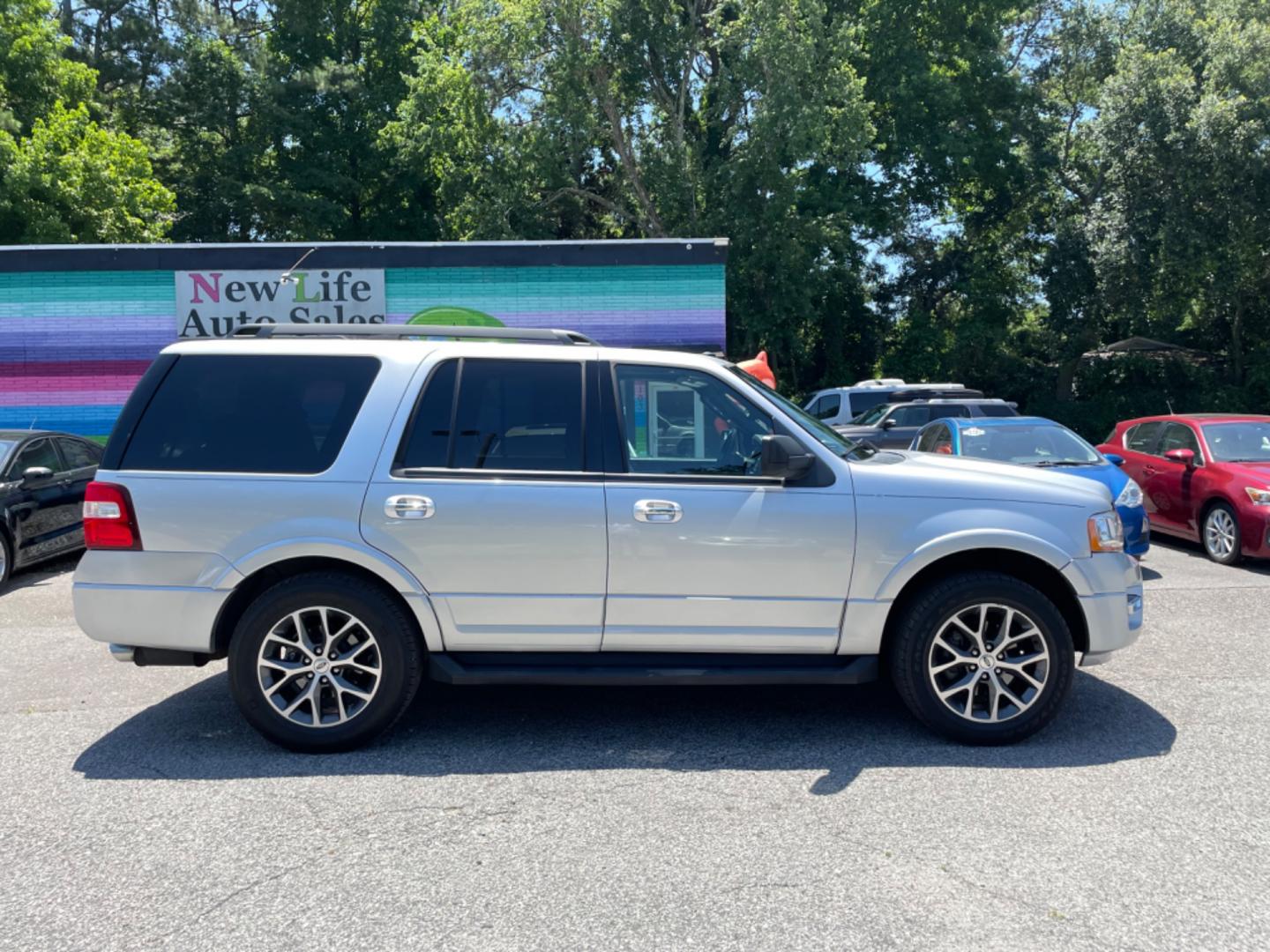 2016 SILVER FORD EXPEDITION XLT (1FMJU1HT5GE) with an 3.5L engine, Automatic transmission, located at 5103 Dorchester Rd., Charleston, SC, 29418-5607, (843) 767-1122, 36.245171, -115.228050 - Leather, Sunroof, CD/AUX/Sat/Bluetooth, Backup Camera, Power Everything (windows, locks, seats, mirrors), Power Liftgate, Rear Climate Control, Easy Fold Third Row, Keyless, Running Boards, Tow Package, Alloy Wheels. 149k miles Located at New Life Auto Sales! 2023 WINNER for Post & Courier's Charle - Photo#7